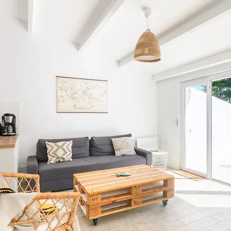 Maison De A L'entree De La *